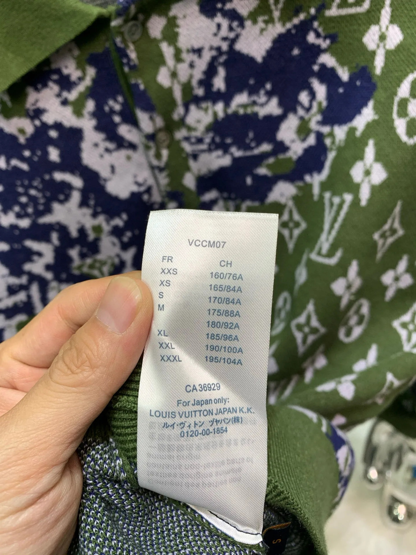 🅿️410 🀄️ Louis Vuitton Louis Vuitton 25* letter pullover long-sleeved Polo collar sweater. Irregular blue embroidery on the chest and back highlights the layering of the entire dress. 🔥Freshly released. The green jacquard texture interprets the full Rainbow Monogram pattern. The effect is like a gradient color painted with colored pencils. The effect creates a vintage look. Made of 100% cotton. New multi-color double-layer jacquard technology. The jacquard yarn on the back and the contrast-dyed jacquard denim create a jacquard effect combined with an old-fashioned effect. It has a strong texture and a nostalgic atmosphere.